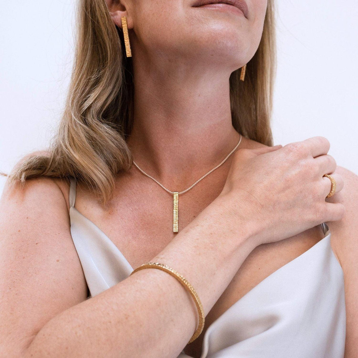 Side view of the Cofio gold and silver pendant, a verse of remembrance — Mwclis Arian ac Aur