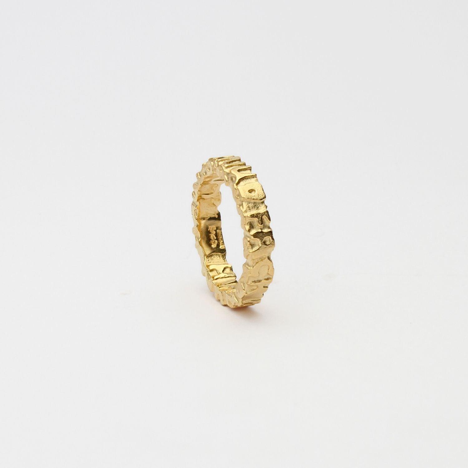 Close-up on the Cofio ring, engraved with a line of Welsh poetry — Modrwy Arian ac Aur