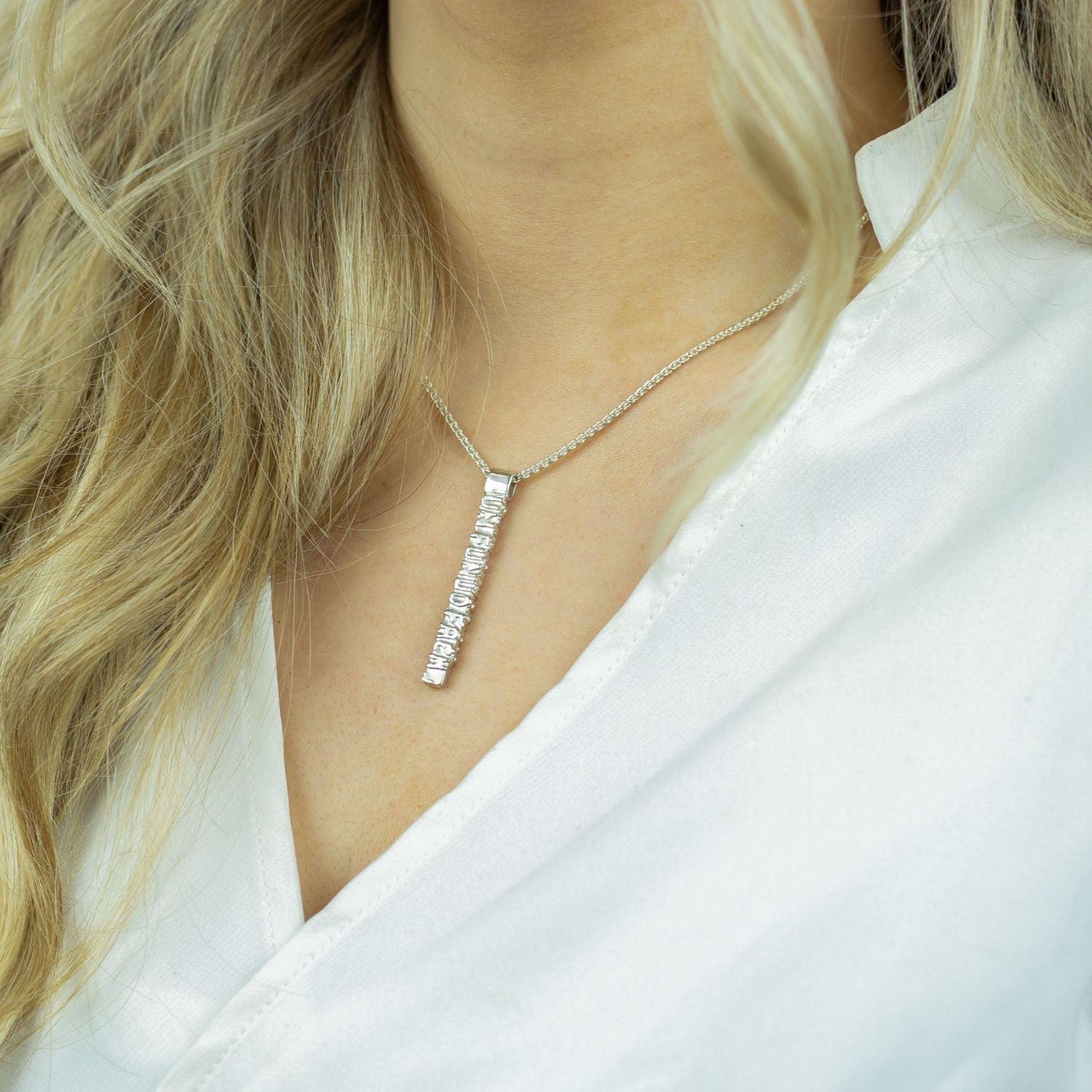 Side view of the Cofio pendant, tracing a verse of remembrance — Mwclis Arian