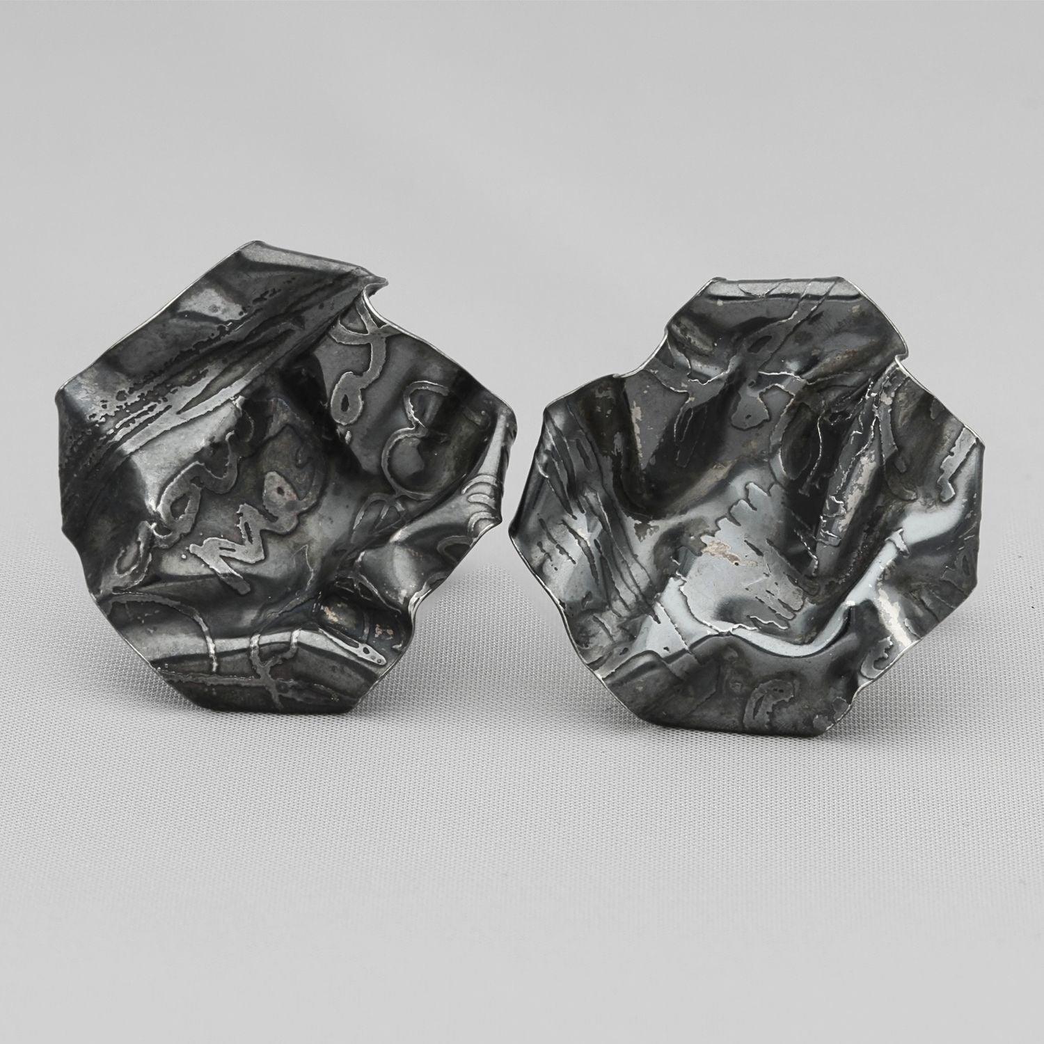 Side view of the Decorative Concepts black cufflinks, echoing a pencil-drawn line — Botymau Coesau Arian