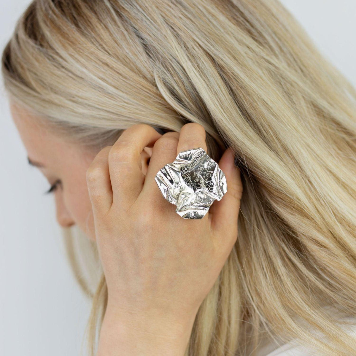 Side view of the Decorative Concepts statement ring, echoing a pen stroke — Modrwy Arian