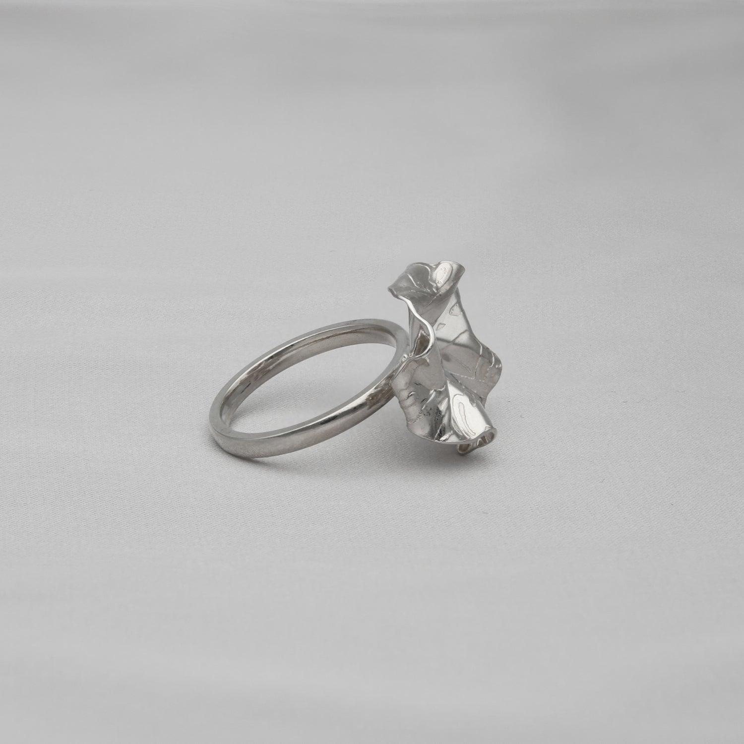Close-up on the Decorative Concepts ring, echoing an artist's pen stroke — Modrwy Arian