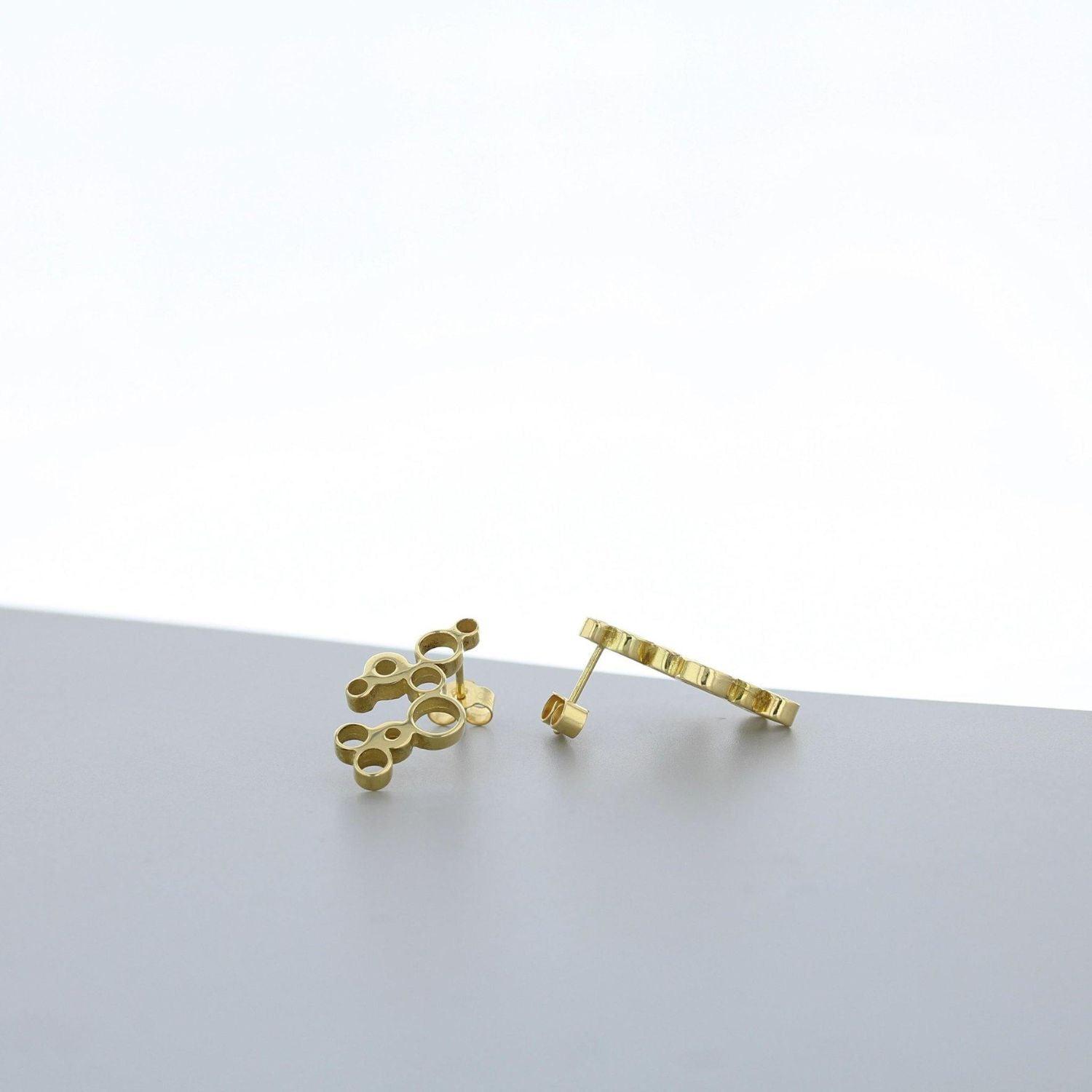 Golden Bubbles earrings, side view of the celebration-inspired design — Clustdlysau Aur