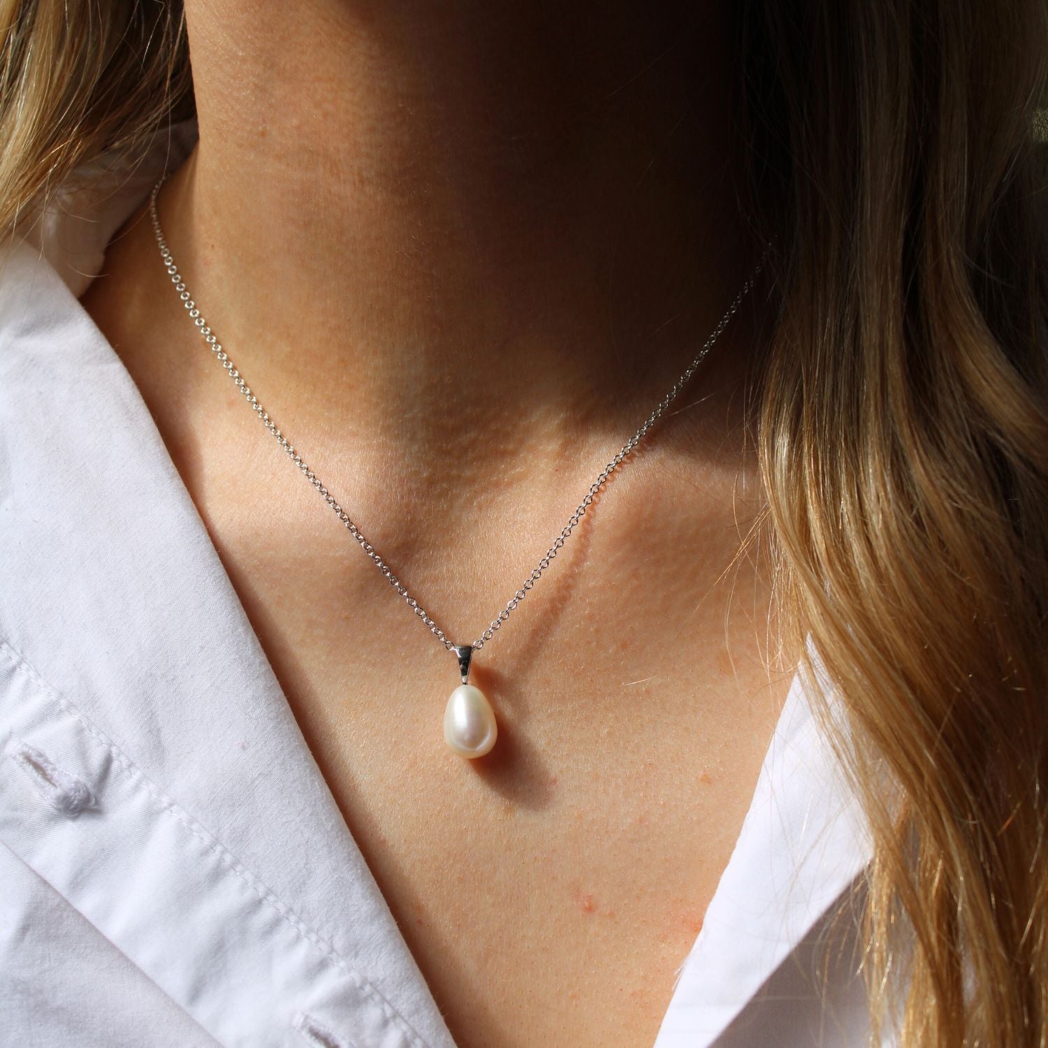 Teardrop pearl necklace silver top
